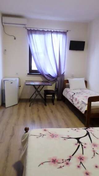 Гостевой дом Mercury Guest House Сухум Трехместный номер с ванной комнатой-6